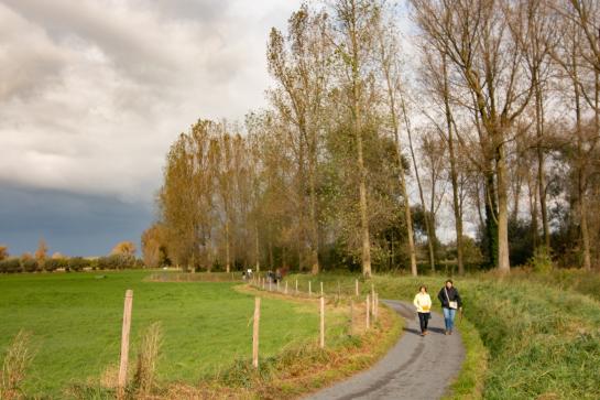 Trage weg in Londerzeel met 2 wandelaars